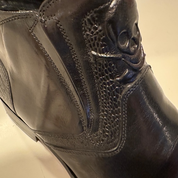 ROBERT GRAHAM Gordon Skull Embossed Fur Lined Zip Ankle Boot main image 8